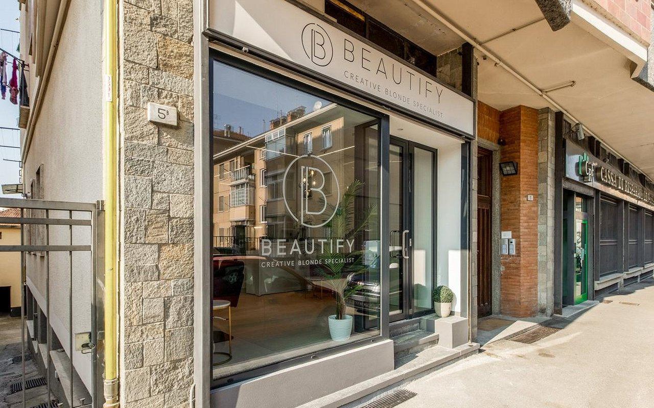Vetrina di Beautify in Via Stadio 5A con insegna Beautify Creative Blonde Specialist
