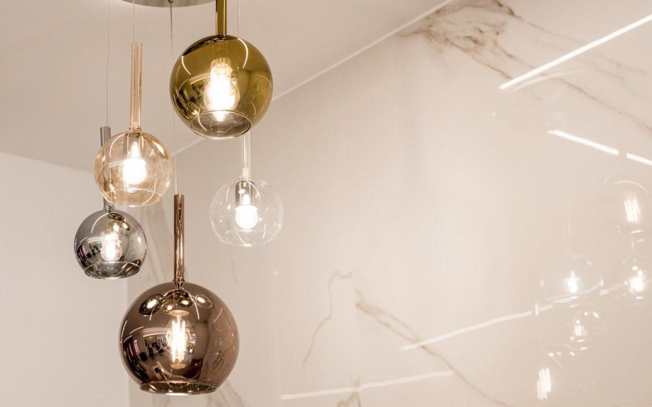 Lampade a sfera dorate e ramate sospese