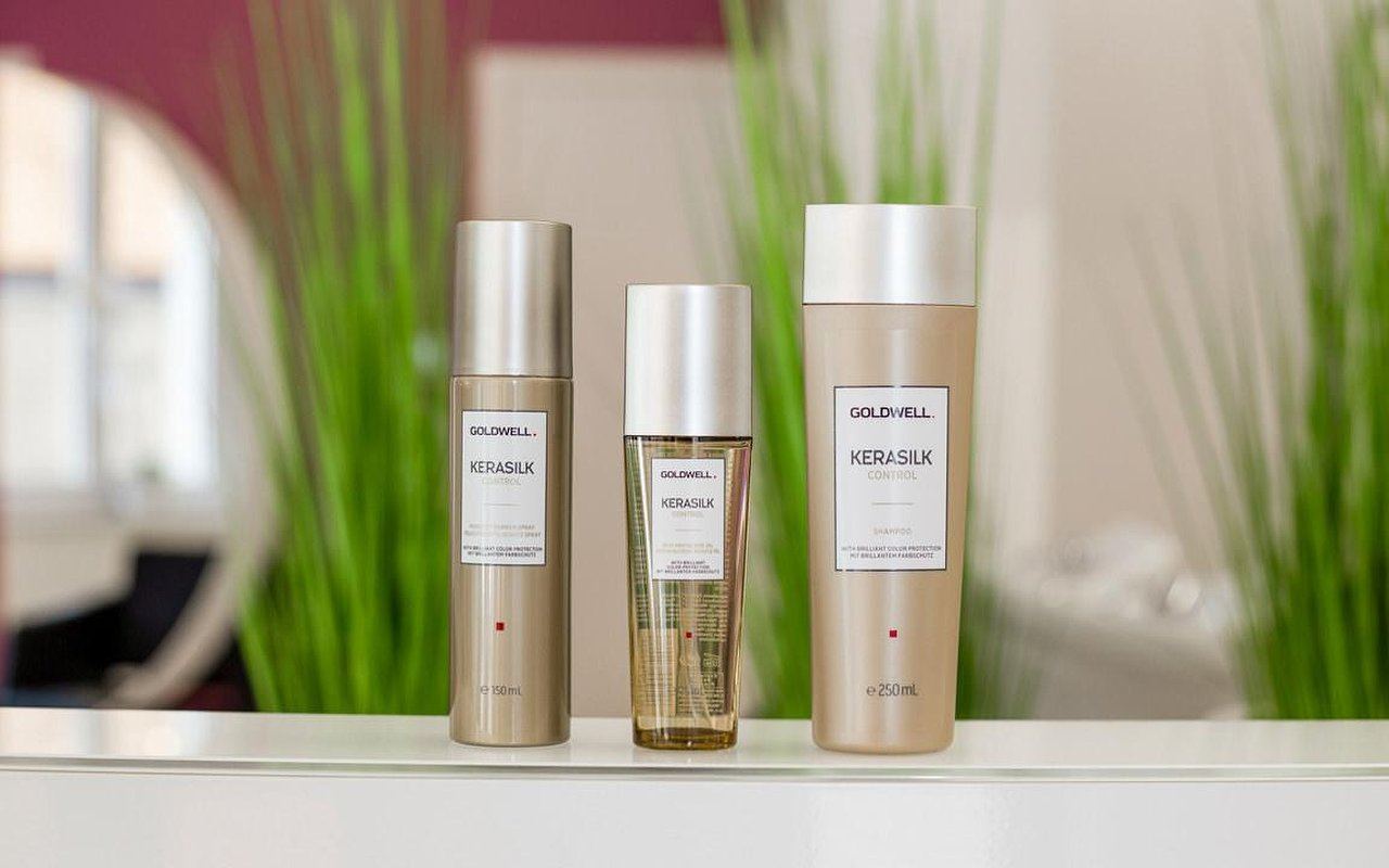 Flaconi Goldwell Kerasilk sulla mensola del salone